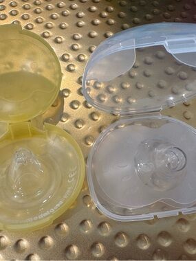Medela nipple shield size 20mm with case + unbranded size M nipple shield